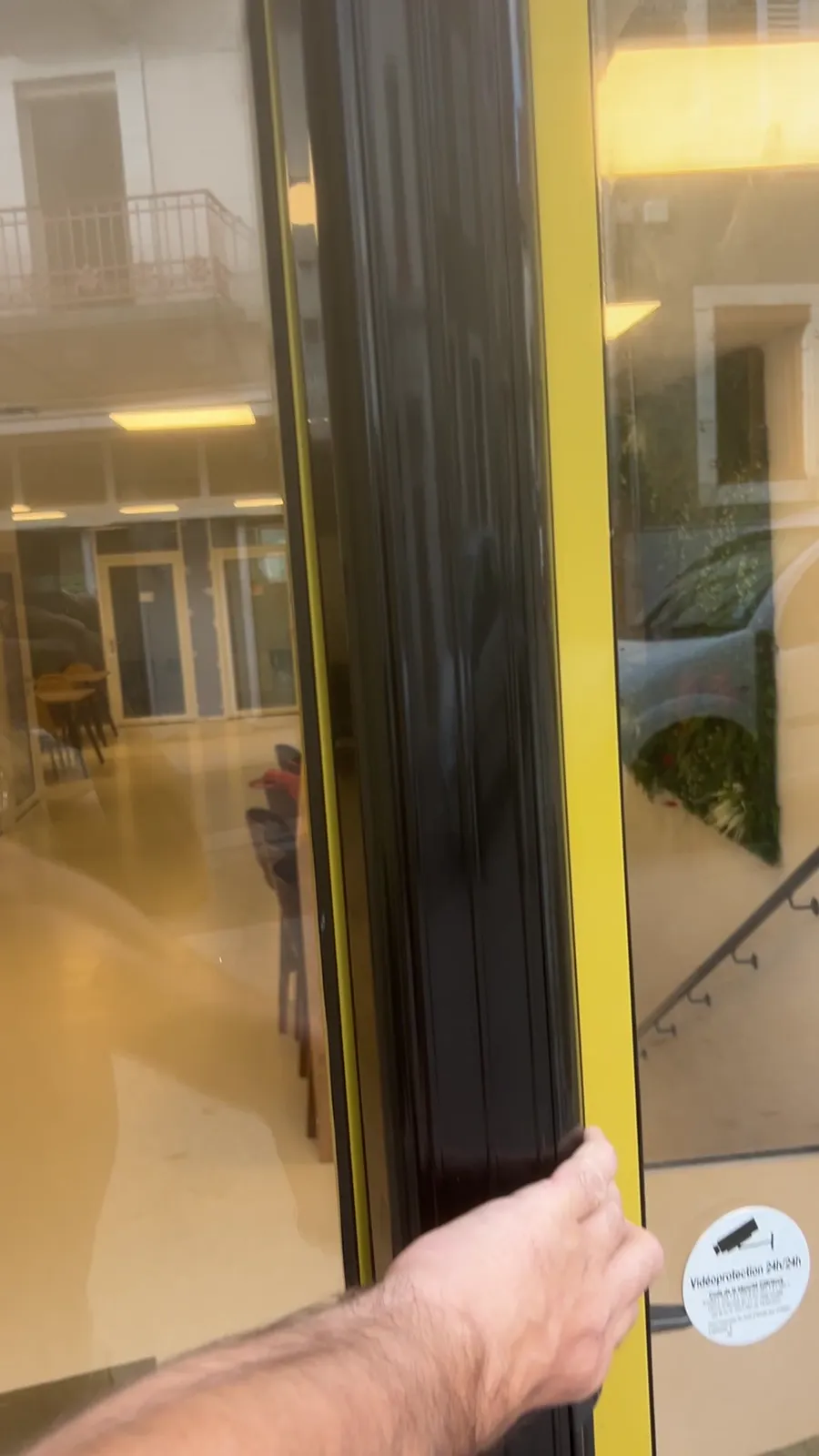 Détail du bandeau ventouse posé sur une porte vitrée à Gex