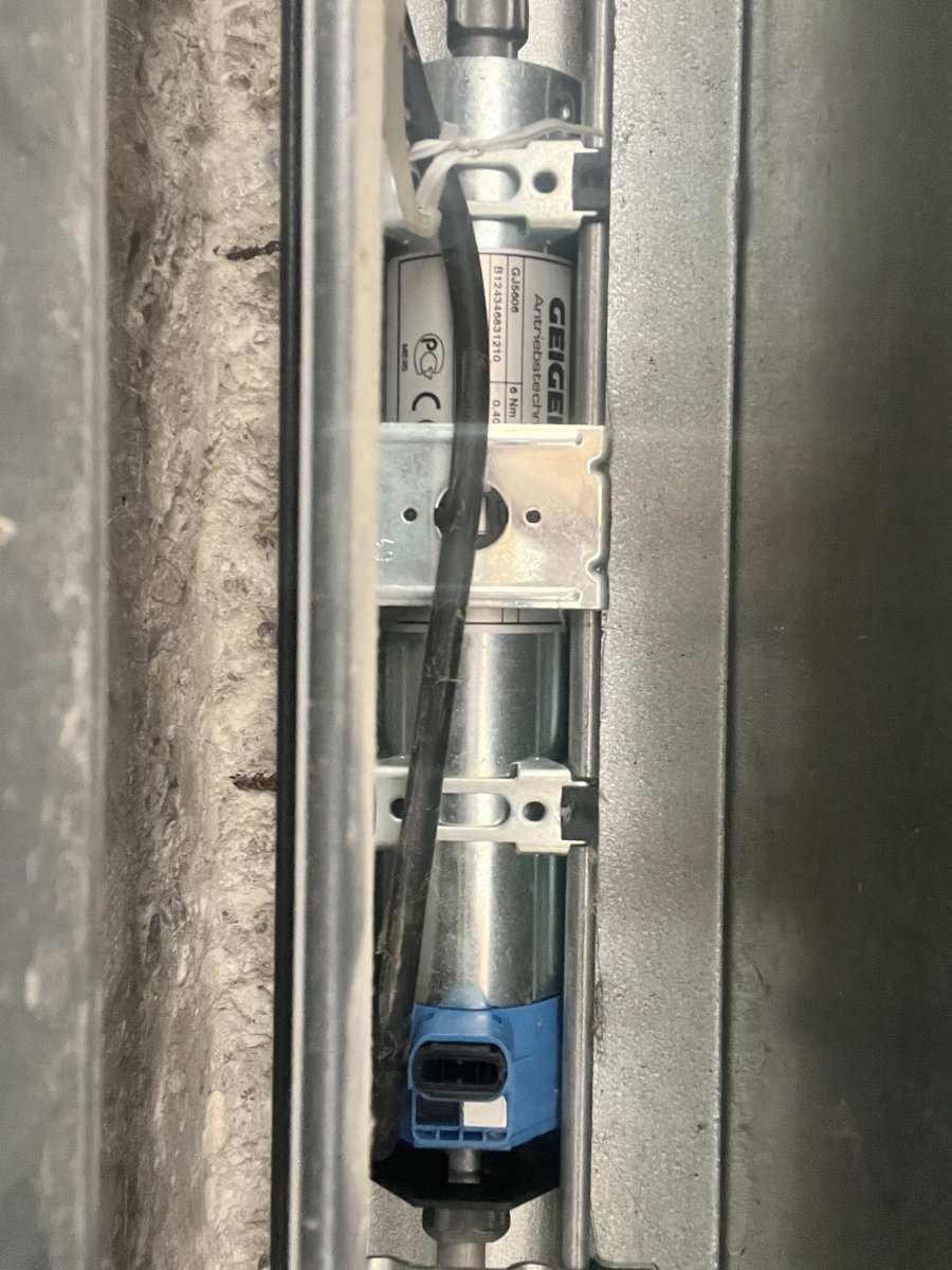 Moteur de brise-soleil orientable remplacé à Divonne-les-Bains