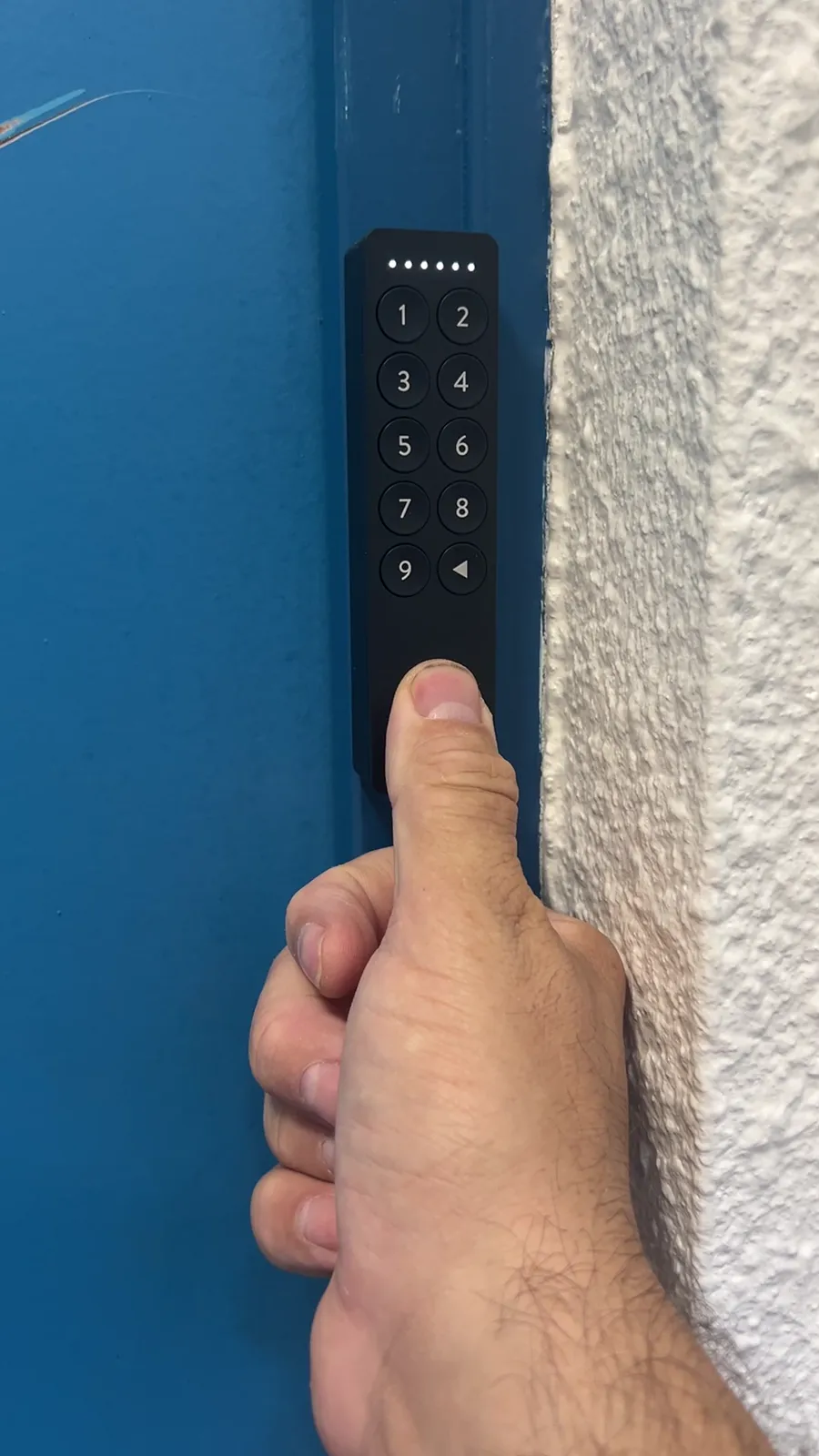 Clavier à code Nuki sur la porte d’un appartement à Divonne-les-Bains