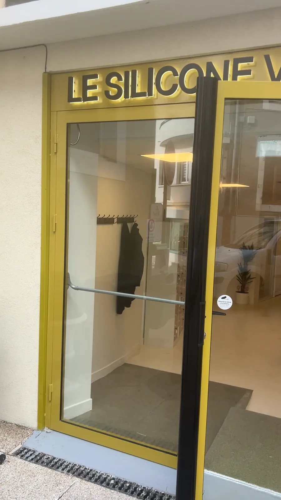 Pose d’un bandeau ventouse sur la porte d’entrée d’un espace de coworking à Gex