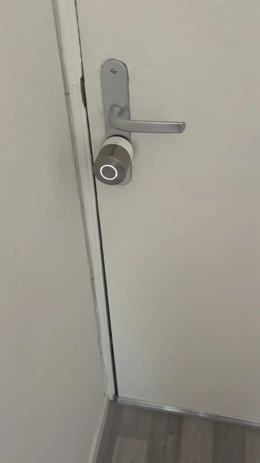 Serrure connectée Nuki installée sur la porte d’un appartement à Divonne-les-Bains