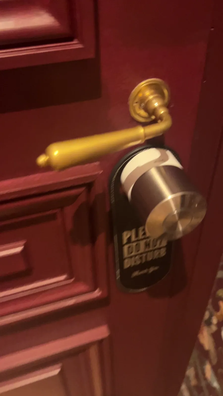 Serrure connectée Nuki posée sur la porte d’un appartement en location saisonnière à Paris-Montmartre