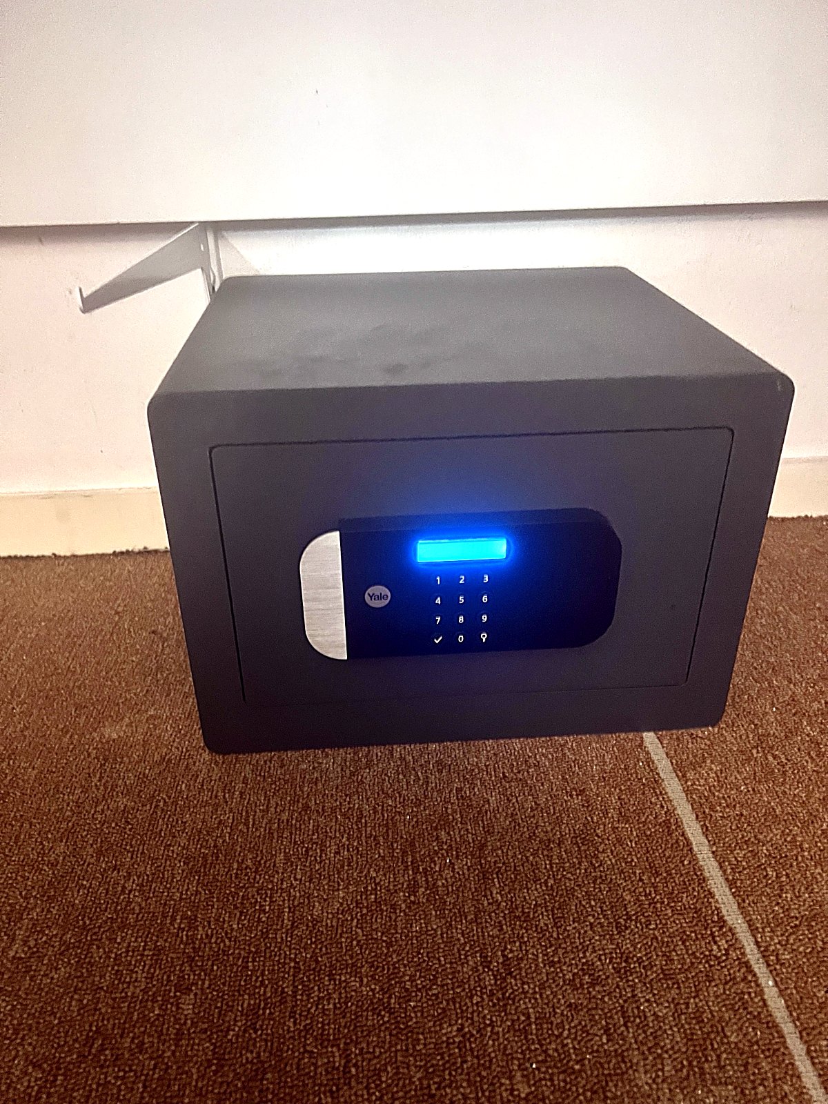 Coffre-fort électronique Yale ancré et mis en service à Thoiry